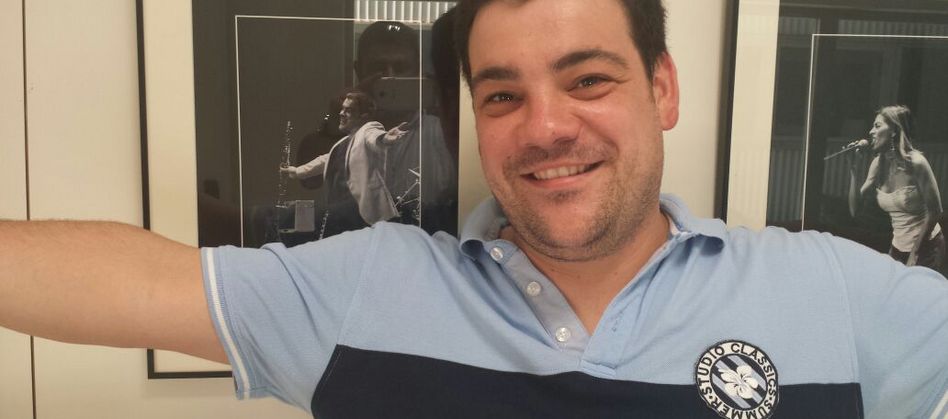 Jesús Arenas visita la Exposición de fotografía Música por la Investigación