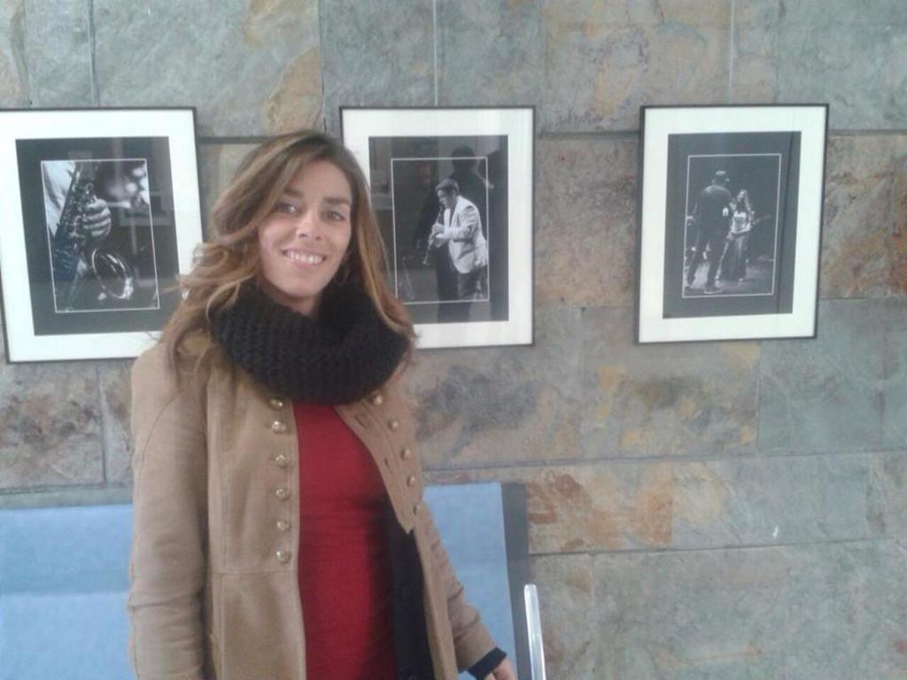 La cantante de Blues Cousins, Bianca Jaggerr, visita la exposición de fotografía «Música por la Investigación»
