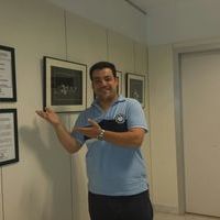 Jesús Arenas visita la Exposición de fotografía Música por la Investigación